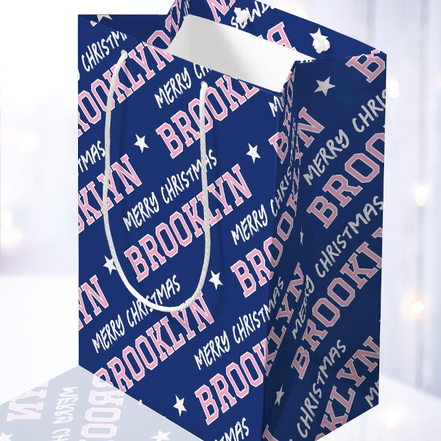 Frohe Weihnachtsnamen Typografie Navy Blue Pink Mittlere Geschenktüte (Von Creator hochgeladen)