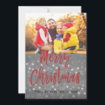 Frohe Weihnachtsschnee oder Snowflake Foto-Karte Feiertagskarte<br><div class="desc">Frohe Weihnachts Karkohle Gray Hand Lettered Script Snowflake Foto Card. Foto und Text dieses handgeschriebenen Pinselskripts können mit Ihrem Foto und Namen aktualisiert und angepasst werden. Diese Karte zeigt auch Ihren Namen auf der Rückseite der Weihnachtskarte an.</div>