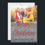 Frohe Weihnachtsschnee oder Snowflake Foto-Karte Feiertagskarte<br><div class="desc">Frohe Weihnachts Karkohle Gray Hand Lettered Script Snowflake Foto Card. Foto und Text dieses handgeschriebenen Pinselskripts können mit Ihrem Foto und Namen aktualisiert und angepasst werden. Diese Karte zeigt auch Ihren Namen auf der Rückseite der Weihnachtskarte an.</div>