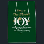 Frohe Weihnachtsschrift Name Rustic Green Chic Mittlere Geschenktüte<br><div class="desc">Frohe Weihnachtsschrift Name Rustic Green Chic Medium Geschenktasche. Klicken Sie auf Personalisieren Sie diese Vorlage, um sie mit dem Familiennamen oder Ihrem eigenen persönlichen Namen und dem Jahr schnell und einfach anzupassen. Frohe Weihnachtsschrift Name Rustic Green Chic Medium Geschenktasche, ist Teil der Merry Christmas Collection in diesem Geschäft, das eine...</div>