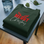 Frohe Weihnachtstypografie Antlers T-Shirt<br><div class="desc">Niedliches und festliches Retro-Typografie-Design mit einem niedlichen Gnome mit einem text-frohen Weihnachten mit Antlers Tom Merry. Rot und Weiß/</div>