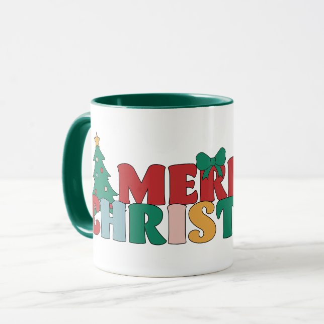 Frohe Weihnachtstypografie dekoriert Pine Tree Tasse (Vorderseite Links)