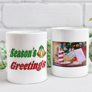 Frohen Festtage Bells Weihnachtstypografie des Fot Kaffeetasse