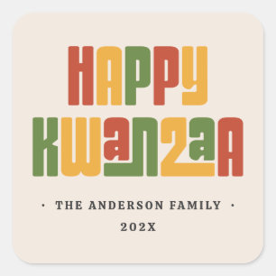 Frohes Kwanzaa rot grün gelber Text Quadratischer Aufkleber