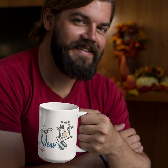 Frohes neues Jahr zwischen Kätzchen auf einem Garn Kaffeetasse (Happy New Year Between Kittens Balanced On A Yarn Coffee Mug)