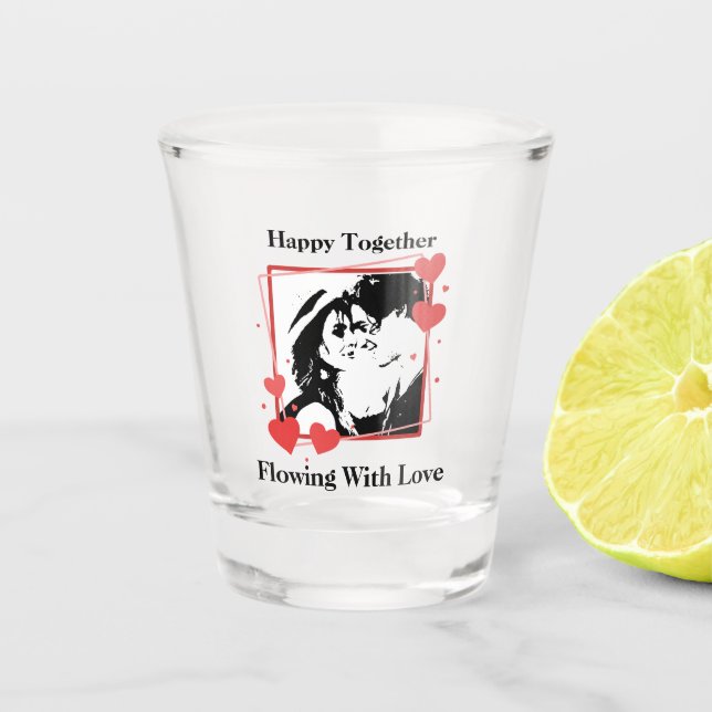 Frohes Zusammenfließen mit Liebe Herzrahmen Schnapsglas (Vorderseite)