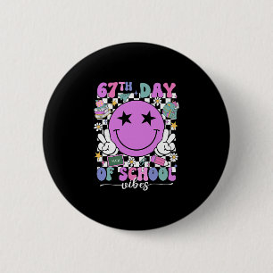 Fröhliche 67. Schultags-Vibes Smiley Gesicht 67 Ta Button