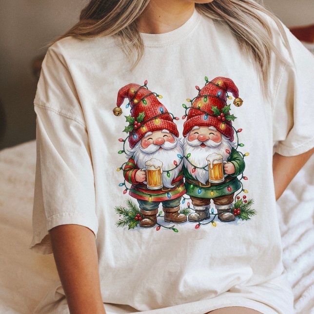 Fröhliche Gnome mit Bier und Weihnachtslichtern Tri-Blend Shirt (Von Creator hochgeladen)