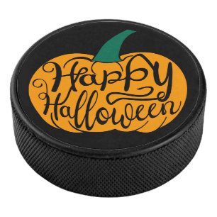 Fröhliche Halloween-Schrift auf geschnitztem Kürbi Eishockey Puck