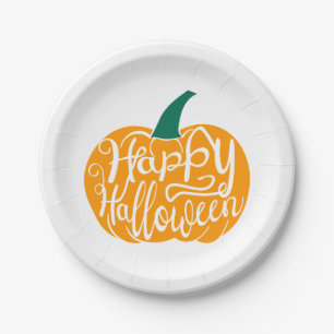 Fröhliche Halloween-Schrift auf geschnitztem Kürbi Pappteller