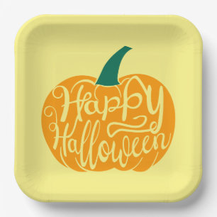 Fröhliche Halloween-Schrift auf geschnitztem Kürbi Pappteller