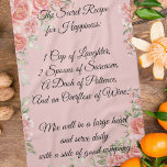 Fröhliche Rezept Blumenküche Handtuch<br><div class="desc">Fügen Sie ein Sprinkle der Freude und eine Prise Spaß in Ihre Küche mit unserem Happiness Rezept Floral Kitchen Handtuch. Dieses charmante und skurrile Handtuch bietet eine aufregende Botschaft, die die wesentlichen Zutaten für das Glück in einem spielerischen Rezepturformat kombiniert. Umgeben von zarten Rose auf einem weichen rosa Hintergrund ist...</div>