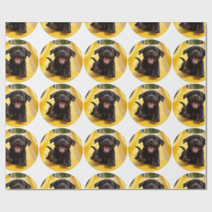Fröhliche schwarze Labradormischlinge auf Rutschba Geschenkpapier