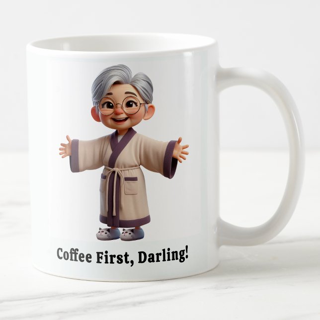 Fröhliche Senior Citizen in einer gemütlichen Robe Kaffeetasse (Von Creator hochgeladen)
