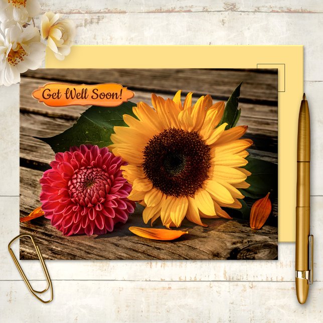Fröhliche Sonnenblume Dahlia bald wieder gut Postk Postkarte (Get Well Soon Postcard featuring a sunflower and dahlia flower on a wood background)
