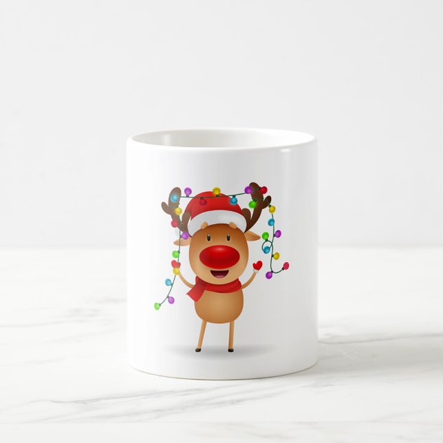 Fröhliche Tasse des Rentier-Kaffees (Illustration of a reindeer wearing a red Santa hat and scarf.)