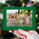 Fröhliche und helle 4 Fotos Modernes Weihnachtsgrü Feiertagskarte<br><div class="desc">Elegante,  einfache,  grüne und weiße 4 Fotos der eigenen Familie "Merry and Bright together" Skript (Overlay Text Template) Urlaubskartenvorlage.                        Einfach mit Ihren Bildern,  Texten,  Familiennamen und Ihren Wünschen auf beiden Seiten personalisieren!</div>
