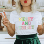 Fröhliche und helle Chenille Patch Letter Christma T-Shirt<br><div class="desc">Teilen Sie den Feiertagssjubeln mit diesem festlichen Weihnachten Frohe und Helle T - Shirt Design. Ideal,  um sich als Weihnachtsgeschenk zu gönnen oder um sich selbst zu Leckerei,  um einen Urlaub glücklich zu machen! Dieses Design bietet farbenfrohe,  trendige Patchbriefe,  die Merry und Bright sagen.</div>