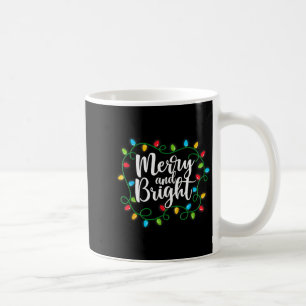 Fröhliche und helle lustige familienweihnachtsüber kaffeetasse