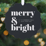 Fröhliche und helle Schwarz und Weiß Trendy Weihna Ornament Karte<br><div class="desc">Ein stilvolles,  modernes Urlaubsornament mit einem kühlen Retro-Typografie-Zitat "frry & bright" in Schwarz und Weiß. Der Gruß,  die Nachricht und der Name können leicht an Ihre Bedürfnisse angepasst werden. Ein trendiges,  lustiges Design,  das sich in dieser Urlaubssaison auszeichnet!</div>