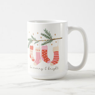 Fröhliche und helle Weihnachtsstrümpfe an einem Zw Kaffeetasse