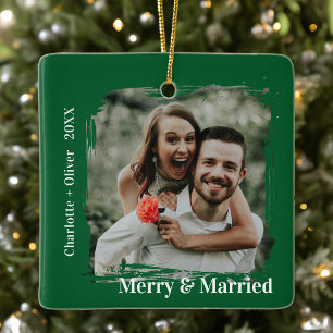 Fröhliche und verheiratete grüne erste Weihnachten Keramikornament