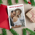 Fröhliche und Verheiratete Moderne Rotes Niedliche Feiertagskarte<br><div class="desc">Liebe und Feierlichkeit vereint: "Merry & Verheiratet" Weihnachtskarte feiert die Freude am "Merry & Verheiratet" zu sein mit unserer speziell präparierten Weihnachtskarte, die für Paare entwickelt wurde, die ihr erstes Weihnachtsfest als verheiratetes Paar bezeichnen. Die Karte zeigt ein modernes, minimalistisches Design mit einer Touch festlicher roter Akzente, die ein hochgeschätztes...</div>