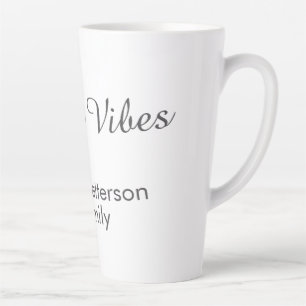 Fröhliche Vibes rote Weihnachten Familienname Datu Milchtasse