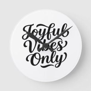 Fröhliche Vibes Typografie Runde Wanduhr