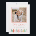 Fröhliche Weihnachtsbaumen Gemütliches Foto Feiertagskarte<br><div class="desc">Dieses fröhliche und festliche Urlaubsstil besticht durch Ihr liebstes persönliches Foto im quadratischen Format und das Wort "Frohe Weihnachten" (oder einen anderen Text Ihrer Wahl) in handgeschriebenem Text über einem sauberen Elfenbeinfarbenhintergrund mit illustriertem unteren Rand von doodlen Weihnachtsbaumen. Die Karte kehrt zu einem passenden Safrangelb um Fügen Sie einfach Ihr...</div>