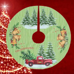 Fröhliche Weihnachtsbaumen Schneeroter Lkw Name Polyester Weihnachtsbaumdecke<br><div class="desc">Das Charm Design Studio bietet diese fröhliche Weihnachtslandschaft - schneebedeckte Bäume - den Vintagen roten LKW,  der auf schneebedeckten Straßen transportiert; fröhliche Feriendekorationen und die Möglichkeit,  entweder Ihren Namen hinzuzufügen oder zu frohen Weihnachten zu wechseln - Ihre Wahl. Viel Spaß!</div>