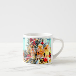 fröhliche Weihnachtsengel trompelnd Espressotasse