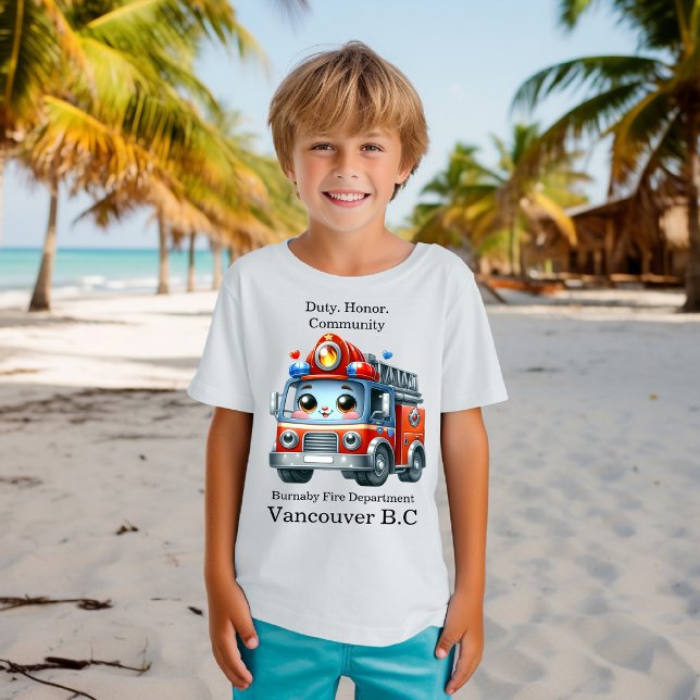 Fröhlicher Cartoon-Feuerwehrwagen an einem hellen  T-Shirt (Von Creator hochgeladen)