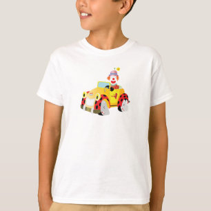 Fröhlicher Clown fährt ein skurriles gelbes Auto T-Shirt