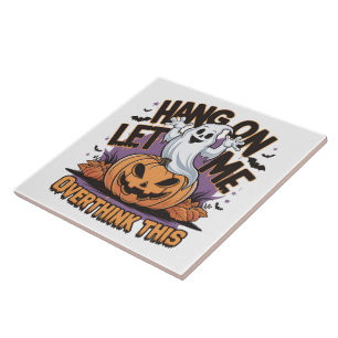 Fröhlicher Halloween-Geist auf einem geschnitzten  Fliese