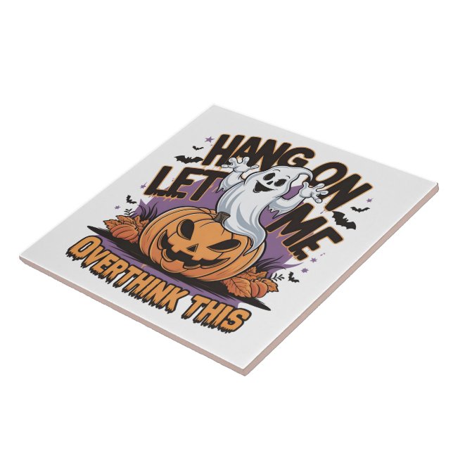 Fröhlicher Halloween-Geist auf einem geschnitzten  Fliese (Seite)