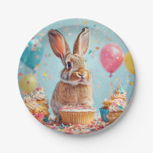 Fröhlicher Hase feiert mit Cupcakes Pappteller
