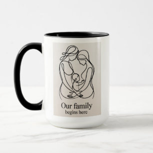 Fröhlicher Moment zweier Mütter, die ein Baby erwa Tasse