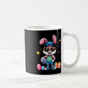 Fröhlicher Osterhase spielt Volleyball Osternsport Kaffeetasse