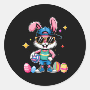 Fröhlicher Osterhase spielt Volleyball Osternsport Runder Aufkleber