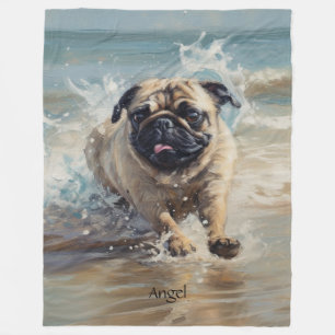 Fröhlicher Pug am Strand anpassbar Fleecedecke