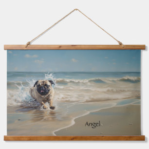 Fröhlicher Pug am Strand anpassbar Wandteppich Mit Holzrahmen