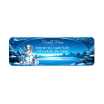 Fröhlicher Schneemann in einem schneebedeckten Wal