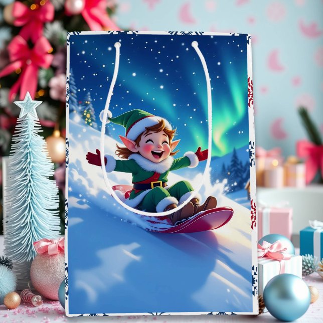 Fröhlicher Weihnachtself beim Schlittenfahren  Mittlere Geschenktüte (Von Creator hochgeladen)