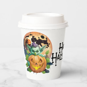 Fröhliches Halloween Kobold versteckt sich hinter Pappbecher