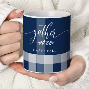 Fröhliches Herbst-Buffalo-Karo in Navy und Weiß zu Kaffeetasse