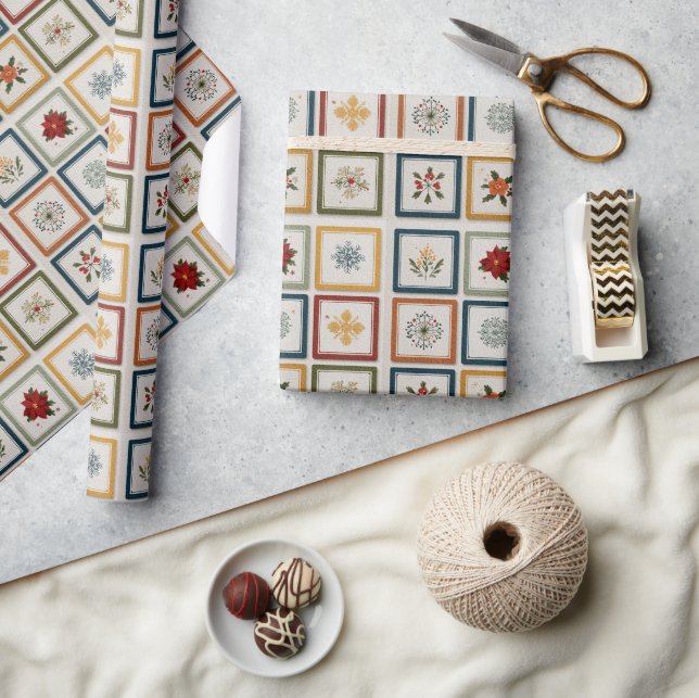 Fröhliches Patchwork aus Weihnachtselementen Geschenkpapier (Kunsthandwerk)