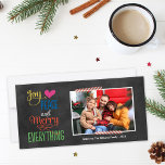 Fröhliches und farbenfrohes Black Chalkboard Foto Feiertagskarte<br><div class="desc">Einfache und stilvolle Weihnachtskarte mit dem Begriff "Freude, Liebe, Frieden und alles Merry" in fett gedruckten Farben und modernen handgeschriebenen Schriften auf schwarzem Chalkboard-Hintergrund. Rosa und weiß gestreifte Waschbänder Akzente. Personalisieren Sie mit Ihrem Foto (Landschaftsformat) und dem eigenen Text. Holzkohle graue / weiche schwarze Unterlage mit fett goldgelber Farbe, helles...</div>