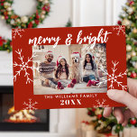 Fröhliches und helles Foto Rote Schneeflocken Weih Feiertagskarte<br><div class="desc">Modernes Minimalistisches Foto Freude und Helle Weihnachtskarte. Mit elegantem Kalligraphieskript Schriftart Merry & Bright und Schneeflocken. Personalisieren Sie Ihren Familiennamen und das Jahr für eine individuelle Weihnachtskarte.</div>