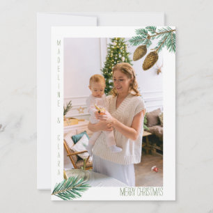 Fröhliches Weihnachtsfamilienfoto mit grünen Tanne Feiertagskarte